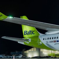 ФОТО: компания airBaltic получила новый самолет Airbus A220-300