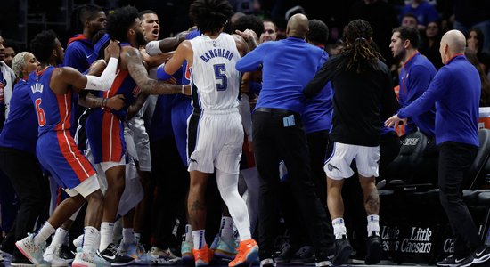 NBA soda 'Pistons' un 'Magic' kautiņā iesaistītos 11 spēlētājus