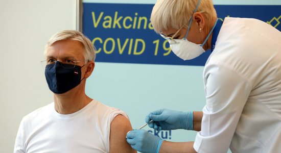Министры, отдельные депутаты Сейма и генпрокурор получат вакцину против Covid-19