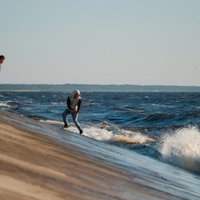 Rīdzinieki satraukti par ieceri slēgt Daugavgrīvas pludmali; dome mierina