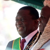 Zimbabvē prezidenta amatā inaugurē Mugabes gāzēju Mnangagvu