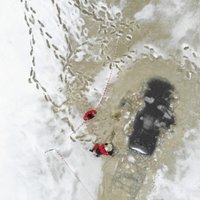 Garkalnē 300 metrus no krasta ūdenstilpes ledū ielūzusi mašīna