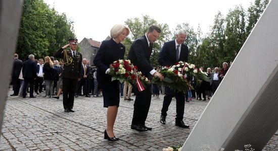 Foto: Aicina saglabāt mūžīgā piemiņā holokausta upurus