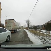 Video: Nekaunīgs autovadītājs Ozolniekos liedz ceļu citam auto