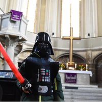 Foto: Berlīnes baznīcā noticis dievkalpojums par 'Zvaigžņu karu' tēmu
