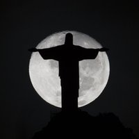 ВИДЕО: Блогер сделал селфи на вершине статуи Христа в Рио