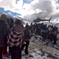 Līdz 29 pieaug sniega vētrās un lavīnās Himalajos bojāgājušo skaits