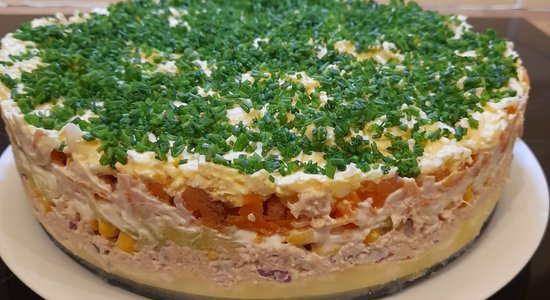 Tunča un kūpināta laša torte