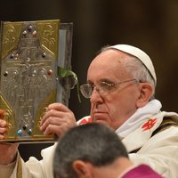 Romas pāvests mudina baznīcu atrast jaunu pieeju abortu un homoseksualitātes jautājumiem