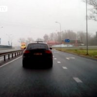 Video: Uzminiet, kādas automašīnas vadītājs provocē avāriju