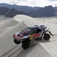 Sainss pēc sarežģīta ātrumposma pietuvojas otrajam Dakaras čempiona titulam