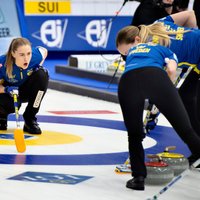 Latvijas kērlingistes cienīgi nospēlē pret olimpisko čempioni Zviedriju
