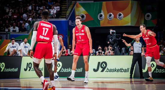 Sensācija Pasaules kausā: Vācija fantastiskā basketbolā pieveic ASV