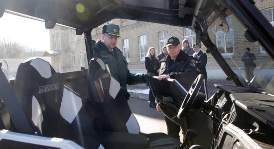 Foto: Latvija no ASV saņem pirmos 'Polaris' taktiskos transportlīdzekļus