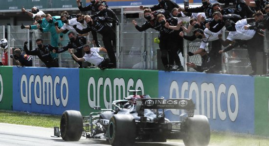 Hamiltons izcīna uzvaru Spānijas 'Grand Prix'