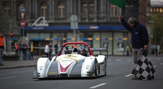 Ar 'Radical' sacīkšu auto pa Rīgas centra ielām