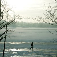 No ceturtdienas Rīgā būs atļauts atrasties uz atsevišķu ūdenstilpju ledus