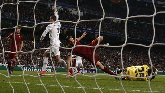 Real Madrid v AS Roma - UEFA Champions League 