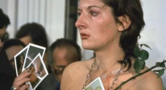 Šokējošas performances un dzīve kā māksla. Marinai Abramovičai – 70