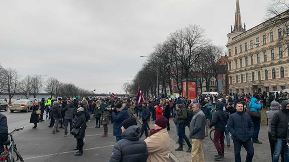 11. novembra krastmalā notiek protests pret Covid-19 ierobežojumiem - 6