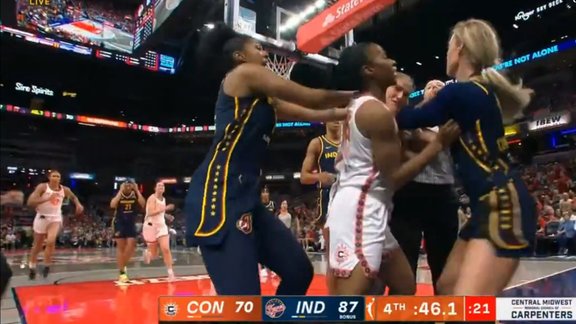 Video: Pamatīgi asumi WNBA mačā – rupjš pārkāpums pret superzvaigzni un trīs spēlētāju patriekšana