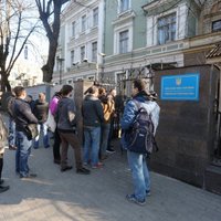 Pie Ukrainas vēstniecības Rīgā cilvēki gaida rindā, lai nobalsotu prezidenta vēlēšanās