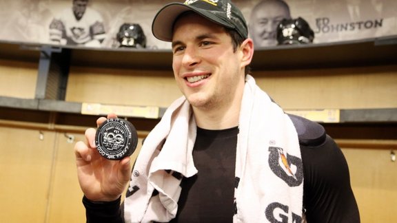 Sidney Crosby poses with 1000th career NHL point