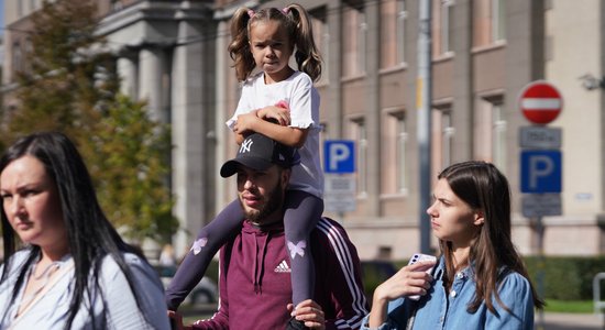 Foto: Vairāki simti cilvēku pulcējas Tēva dienas gājienā