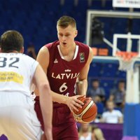 Latvijas basketbolisti nespēj atrast 'ieročus' pret olimpiskajiem vicečempioniem serbiem