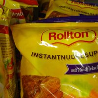 Роллтон, сладости, семечки. Украинские продукты на полках латвийских магазинов
