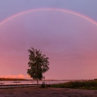 Skaisti kadri: Pilns varavīksnes loks virs Juglas ezera