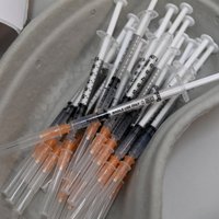 Опрос: латвийцы стали больше доверять безопасности вакцин