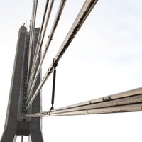 В Риге снова пытались покорить Вантовый мост: мужчина сорвался вниз