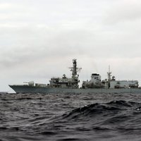 Британия отправила два корабля сопровождать российский авианосец