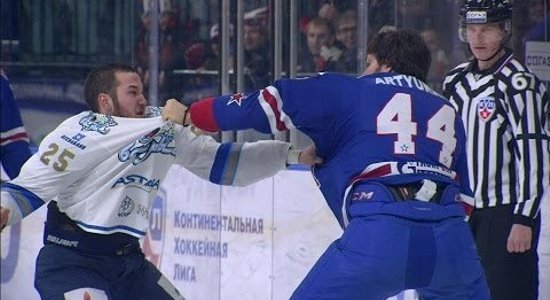 Video: Laukumā satiekas divi galvenie KHL kaušļi Artjuhins un Rispajevs