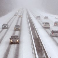 Reģionālie autoceļi vietām apledojuši un sniegoti