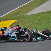 Hamiltons ātrākais Kataras 'Grand Prix' kvalifikācijas braucienā