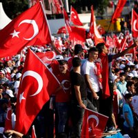 Foto: Tūkstošiem cilvēku ar karogiem rokās Turcijā piemin puča gadadienu