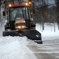 Foto: Rīga pieputināta; dienesti sāk sniega izvešanu