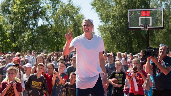 Kristaps Porziņģis atklāj basketbola laukumu Liepājā - 26