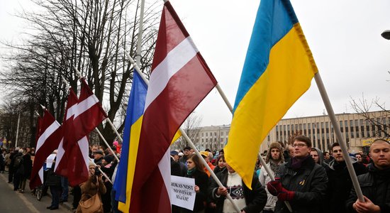 Nodrošināt darbu, pabalstus, mājokli – Saeimas deputāti spriež par palīdzību Ukrainas bēgļiem