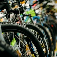 Par vairāk nekā desmit velosipēdu zādzībām Rīgā aizturēts vīrietis