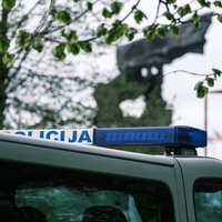 Rīgā aizturēti četri jaunieši par ziedu nolikšanu nojauktā padomju armijas pieminekļa tuvumā