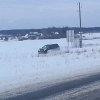 Video: Pūrē apvidnieks nobrauc no šosejas un ceļu turpina pa aizsnigušo lauku