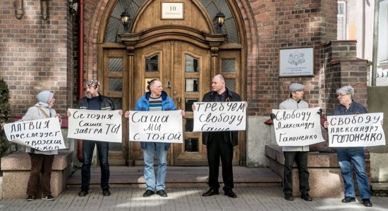 ФОТО: В Таллине у посольства Латвии прошла акция в поддержку Гапоненко