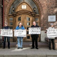 ФОТО: В Таллине у посольства Латвии прошла акция в поддержку Гапоненко