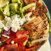 Nedēļas nogales viesību galdam: 19 vistas gaļas salātu receptes