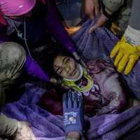 Семимесячного младенца и 12-летнюю девочку достали живыми из-под завалов в Турции