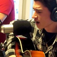 Interneta hits: 16 gadus vecs puisis dzied kā Elviss