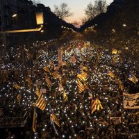 Barselonā 200 000 cilvēku protestē pret Katalonijas līderu tiesāšanu
